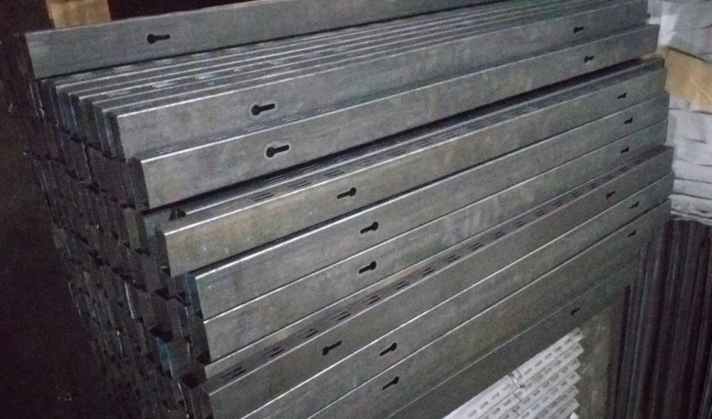 Proses fabrikasi logam custom di workshop