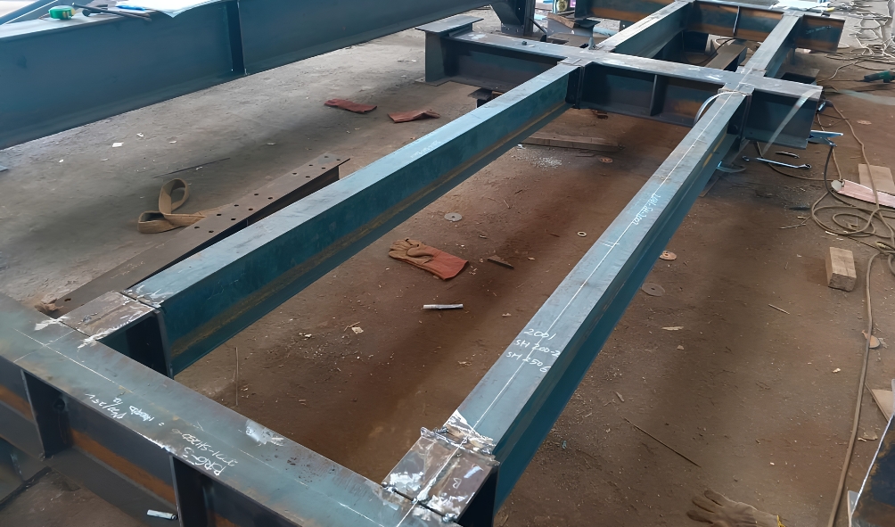 Proses konstruksi rangka baja struktur bangunan industrial